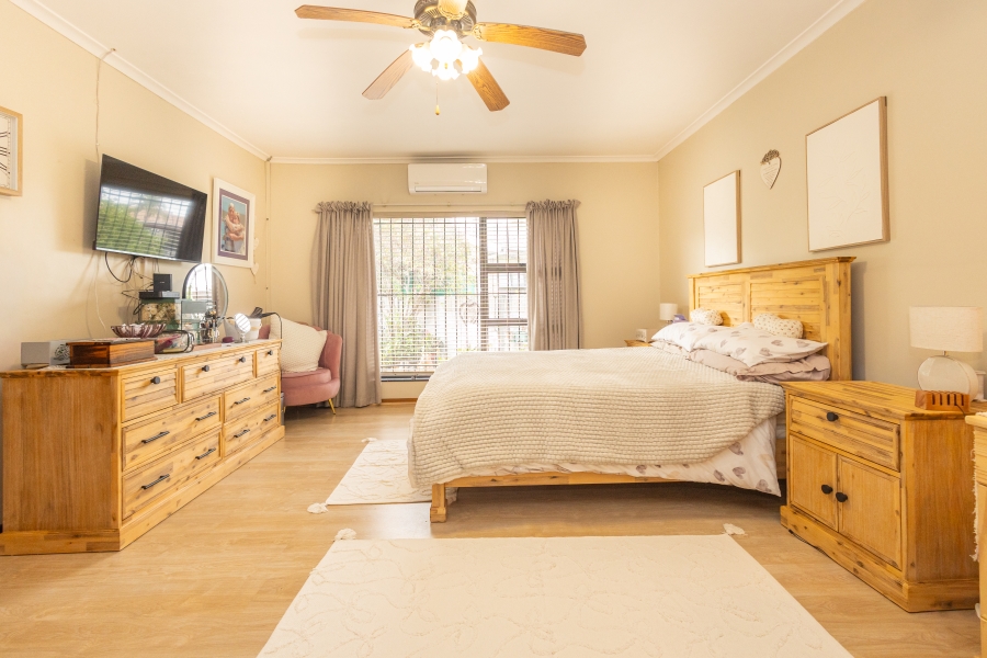 5 Bedroom Property for Sale in Ferndale Western Cape
